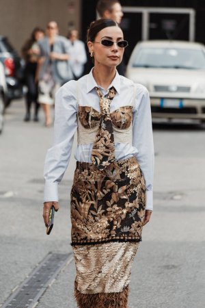 Foto de Valentina Marzullo fuera del show de Antonio Marras durante la Semana de la Moda de Milán Ropa Mujer Primavera / Verano 2024. - Imagen libre de derechos