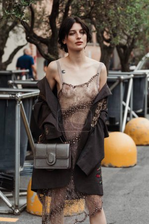 Foto de Alice Pagani lleva todo Antonio Marras, fuera del show de Antonio Marras durante la Semana de la Moda de Milán Ropa Mujer Primavera / Verano 2024. - Imagen libre de derechos