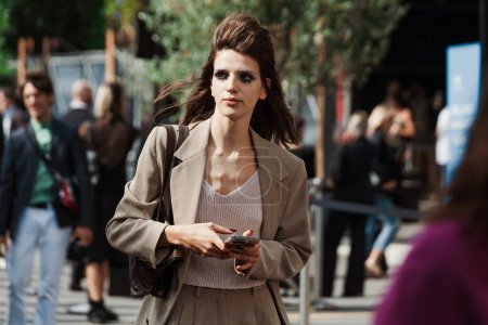 Foto de Un modelo fuera del show de Antonio Marras durante la Semana de la Moda de Milán Ropa Mujer Primavera / Verano 2024. - Imagen libre de derechos