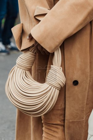 Foto de Detalles de moda fuera del show Salvatore Ferragamo durante la Semana de la Moda de Milán Ropa de mujer Primavera / Verano 2024. - Imagen libre de derechos