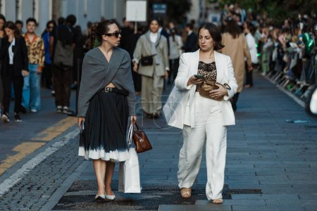 Foto de Invitados fuera de Bally muestran durante Milan Fashion Week Womenswear Primavera / Verano 2024. - Imagen libre de derechos
