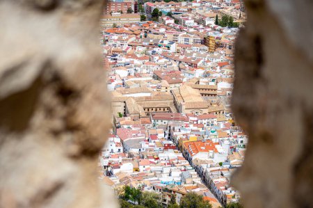 Téléchargez les photos : JAEN, ESPAGNE - 6 AVRIL 2023 : Vue sur la ville depuis le château médiéval de Santa Catalina par temps ensoleillé à Jaen, Espagne le 6 avril 2023 - en image libre de droit