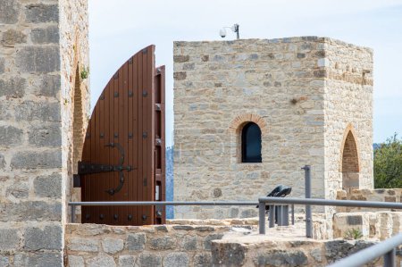 Téléchargez les photos : JAEN, ESPAGNE - 6 AVRIL 2023 : Château médiéval de Santa Catalina par temps ensoleillé à Jaen, Espagne le 6 avril 2023 - en image libre de droit