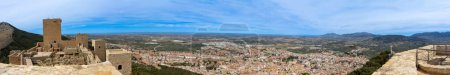 Téléchargez les photos : JAEN, ESPAGNE - 6 AVRIL 2023 : Vue panoramique sur la ville depuis le château médiéval de Santa Catalina lors d'une journée ensoleillée à Jaen, Espagne, le 6 avril 2023 - en image libre de droit