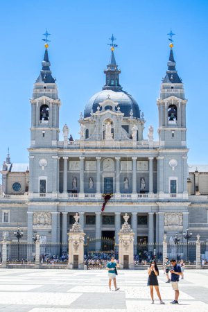 Téléchargez les photos : MADRID, ESPAGNE - 8 JUILLET 2023 : Cathédrale Santa Maria la Real de la Almudena en été à Madrid, Espagne le 8 juillet 2023 - en image libre de droit