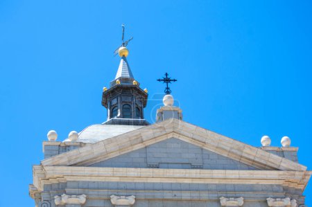 Téléchargez les photos : MADRID, ESPAGNE - 8 JUILLET 2023 : Cathédrale Santa Maria la Real de la Almudena en été à Madrid, Espagne le 8 juillet 2023 - en image libre de droit