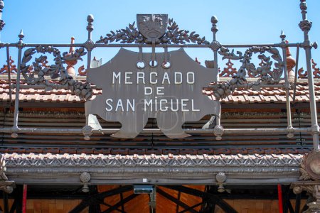 Téléchargez les photos : MADRID, ESPAGNE - 8 JUILLET 2023 : Marché Miguel "Mercado de San Miguel", un marché populaire parmi les touristes, situé dans le centre de Madrid, Espagne le 8 juillet 2023 - en image libre de droit