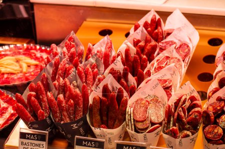Téléchargez les photos : Tapas traditionnelles sur le marché de Miguel "Mercado de San Miguel", un marché populaire parmi les touristes, situé dans le centre de Madrid, Espagne - en image libre de droit
