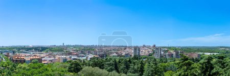 Téléchargez les photos : MADRID, ESPAGNE - 8 JUILLET 2023 : Vue panoramique du paysage urbain depuis Mirador de la Cornisa del Palacio Real à Madrid, Espagne, le 8 juillet 2023 - en image libre de droit