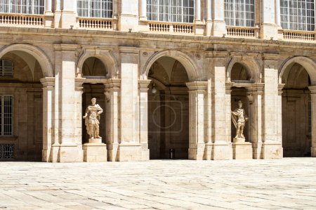 Téléchargez les photos : MADRID, ESPAGNE - 8 JUILLET 2023 : Visite du Palais Royal de Madrid par une journée ensoleillée d'été à Madrid, Espagne le 8 juillet 2023 - en image libre de droit