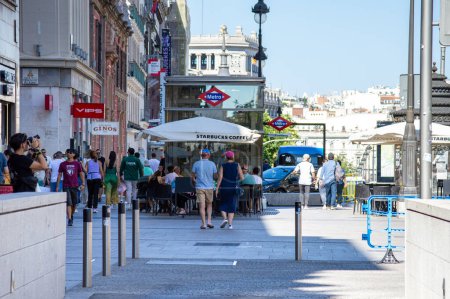 Téléchargez les photos : MADRID, ESPAGNE - 8 JUILLET 2023 : Marcher dans le centre-ville par une journée ensoleillée d'été à Madrid, Espagne le 8 juillet 2023 - en image libre de droit