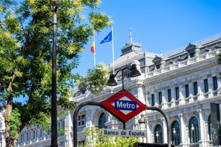 Téléchargez les photos : MADRID, ESPAGNE - 8 JUILLET 2023 : Marcher dans le centre-ville par une journée ensoleillée d'été à Madrid, Espagne le 8 juillet 2023 - en image libre de droit