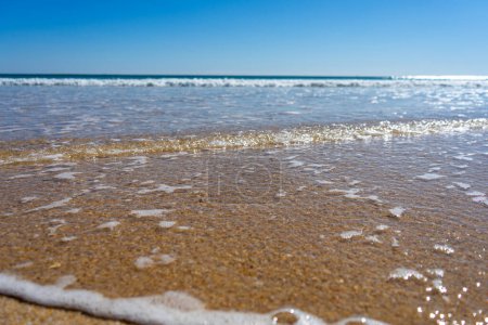 Téléchargez les photos : Vue sur un paysage naturel idyllique avec d'immenses plages et des vagues qui s'écrasent. Plage de Manta Rota. Côte ouest de l'Atlantique de la région de l'Algarve, sud du Portugal. - en image libre de droit
