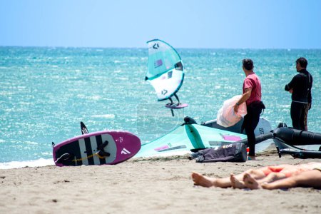 Foto de TORREMOLINOS, ESPAÑA - 28 DE MAYO DE 2023: Surfistas en la playa de Torremolinos, España el 28 de mayo de 2023 - Imagen libre de derechos