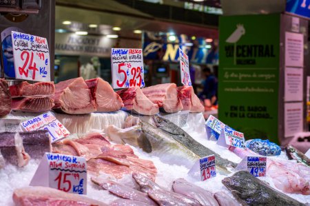 Téléchargez les photos : Achat de fruits de mer dans le marché central de Valence, Espagne - en image libre de droit