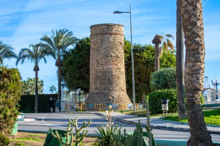 Foto de BENALMADENA, ESPAÑA - 25 DE ENERO DE 2024: Torre histórica "Torre Vigia Bermeja" en Benalmádena, Málaga, España el 25 de enero de 2024 - Imagen libre de derechos