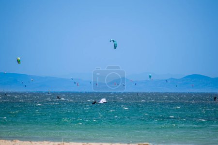 Téléchargez les photos : TARIFA, ESPAGNE - 17 JUIN 2023 : Kitesurf sur la plage de Valdevaqueros, détroit de Gibraltar à Tarifa, Espagne le 17 juin 2023 - en image libre de droit