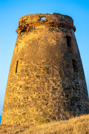Sonnenaufgang über dem Mittelmeer. Historischer Torre Vigia De Cerro Gordo, ein Wachturm, der nach marodierenden Piraten Ausschau hält. La Herradura, Andulasia, Südspanien