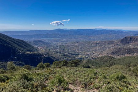 Foto de Vista panorámica de la ruta de senderismo al pico Maroma, Sierra Tejeda, España - Imagen libre de derechos