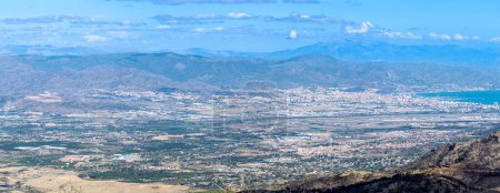 Vista panorámica del mar Mediterráneo y las ciudades circundantes desde el pico de Mijas, Andalucía, Málaga, España