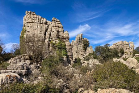 Senderismo por el Parque Nacional del Torcal de Antequerra, formaciones rocosas de piedra caliza y conocido por sus insólitas formaciones kársticas en Andalucía, Málaga, España.