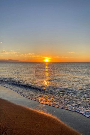 Téléchargez les photos : Lever de soleil sur la mer Méditerranée à Torremolinos, Malaga, Costa del sol, Espagne - en image libre de droit