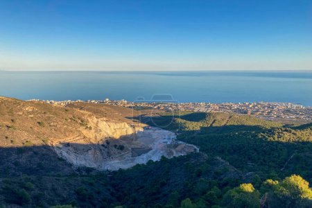 Téléchargez les photos : Lever de soleil sur la mer Méditerranée et la ville de Torremolinos, Andalousie, Malaga, Espagne - en image libre de droit