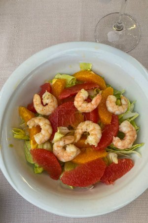 Fresh salad with shrimps and grapefruit