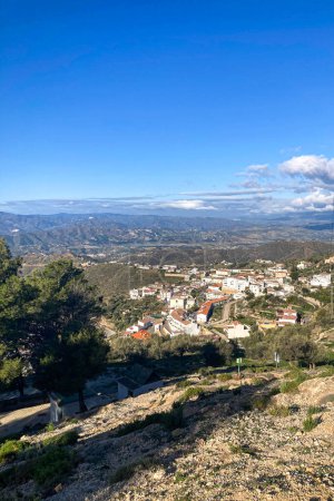 Foto de Vista panorámica desde la ruta de senderismo hasta el pico Maroma en el día de tormenta, Sierra Tejeda, España - Imagen libre de derechos