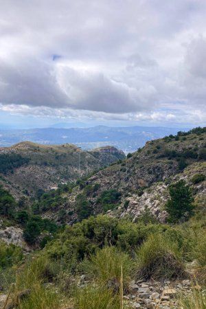Blick vom Wanderweg auf den Maroma-Gipfel am Gewittertag, Sierra Tejeda, Spanien 