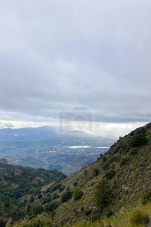 Blick vom Wanderweg auf den Maroma-Gipfel am Gewittertag, Sierra Tejeda, Spanien 