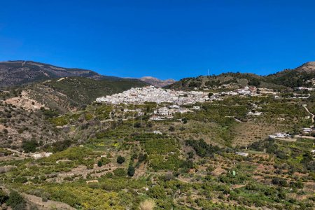 Blick auf weiße Dörfer in Andalusien, Spanien 