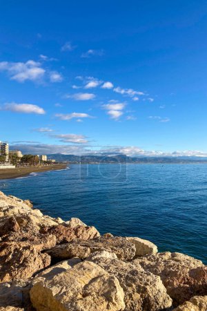 Paseo matutino por el paseo marítimo en Torremolinos, Málaga, Costa del sol, España