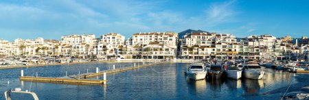 Téléchargez les photos : BANUS, ESPAGNE - 16 MARS 2024 : Yachts marina on sunrise à Banus, Marbella, Espagne le 16 mars 2024 - en image libre de droit