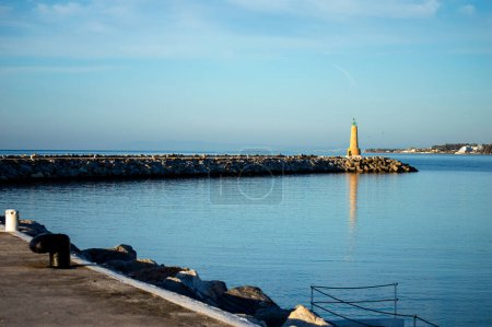 Téléchargez les photos : BANUS, ESPAGNE - 16 MARS 2024 : Phare dans la marina au lever du soleil à Banus, Marbella, Espagne le 16 mars 2024 - en image libre de droit