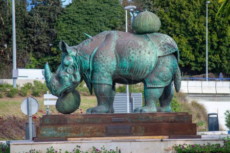 Téléchargez les photos : BANUS, ESPAGNE - 16 MARS 2024 : Statue du Rhinocéros par Salvador Dali à Banus, Espagne le 16 mars 2024 - en image libre de droit
