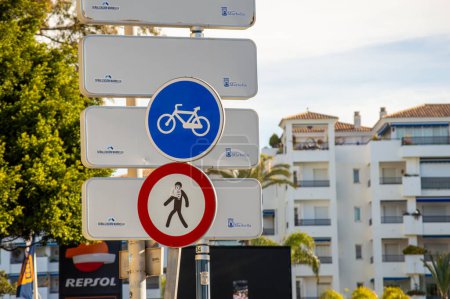Téléchargez les photos : BANUS, ESPAGNE - 16 MARS 2024 : Promenade dans les rues du matin à Banus, Espagne le 16 mars 2024 - en image libre de droit