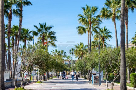 Téléchargez les photos : BANUS, ESPAGNE - 16 MARS 2024 : Promenade sur la promenade maritime à Banus, Espagne le 16 mars 2024 - en image libre de droit