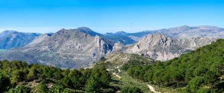 Foto de Vista panorámica de la ruta de senderismo al pico Maroma, Sierra Tejeda, España - Imagen libre de derechos