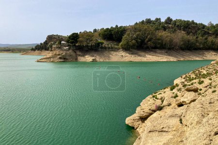 Foto de Lago Embalse conde de Guadalhorce en día soleado en El Chorro, Málaga, España - Imagen libre de derechos
