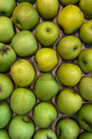 Manzanas verdes en la caja, serie de alimentos de fondo