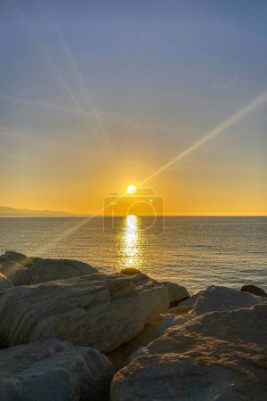 Téléchargez les photos : Lever de soleil sur la mer Méditerranée à Banus, Marbella, Espagne - en image libre de droit