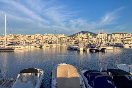 Téléchargez les photos : BANUS, ESPAGNE - 16 MARS 2024 : Yachts marina on sunrise à Banus, Marbella, Espagne le 16 mars 2024 - en image libre de droit