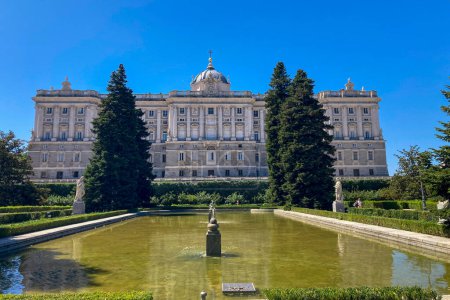 Téléchargez les photos : MADRID, ESPAGNE - 8 JUILLET 2023 : Palacio Real de Madrid (Palais Royal), résidence officielle de la famille royale espagnole, vue depuis les jardins Sabatini à Madrid, Espagne, le 8 juillet 2023 - en image libre de droit