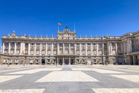 Téléchargez les photos : MADRID, ESPAGNE - 8 JUILLET 2023 : Visite du Palais Royal de Madrid par une journée ensoleillée d'été à Madrid, Espagne le 8 juillet 2023 - en image libre de droit