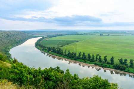 Blick auf den Dnjestr. Landschaft mit Schlucht, Wald und einem Fluss davor. Dnjestr. Ukraine