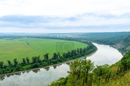 Blick auf den Dnjestr. Landschaft mit Schlucht, Wald und einem Fluss davor. Dnjestr. Ukraine