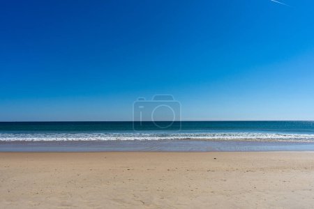 Blick auf eine idyllische Naturlandschaft mit riesigen Stränden und Wellen. Strand von Manta Rota. Westatlantikküste der Algarve, südlich von Portugal.