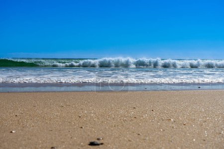 Foto de Vista del idílico paisaje natural con enormes playas y olas que se estrellan. Playa Manta Rota. Costa atlántica occidental de la región del Algarve, al sur de Portugal. - Imagen libre de derechos