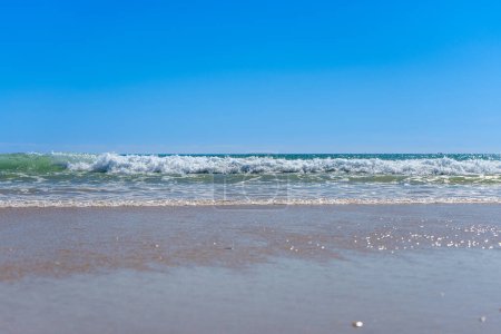 Foto de Vista del idílico paisaje natural con enormes playas y olas que se estrellan. Playa Manta Rota. Costa atlántica occidental de la región del Algarve, al sur de Portugal. - Imagen libre de derechos